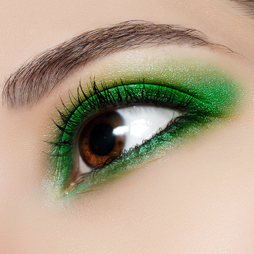 Close up model eye wearing shimmer green eye dust pigment eyeshadow