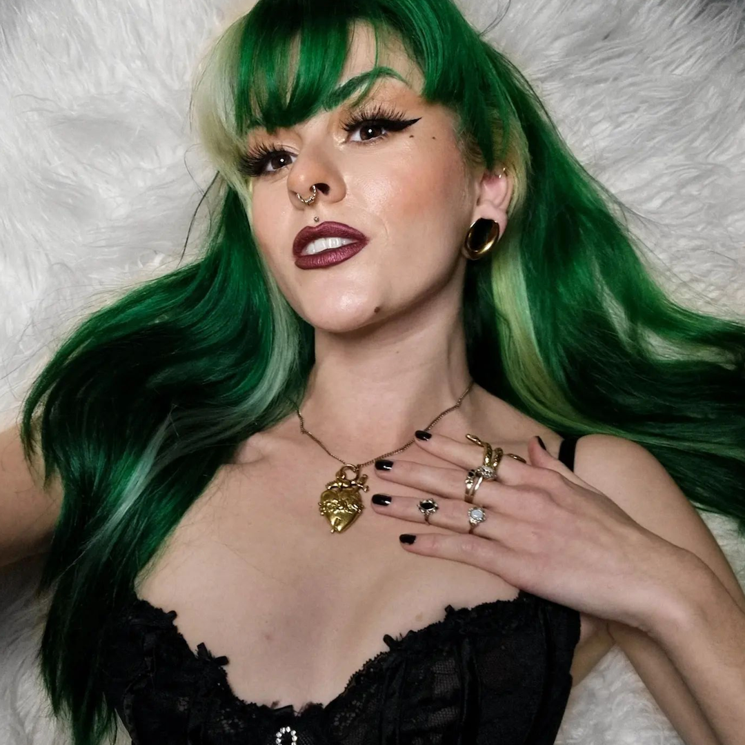 Model @aonanafails on Instagram wearing Lunar Tides Juniper Green hair dye.